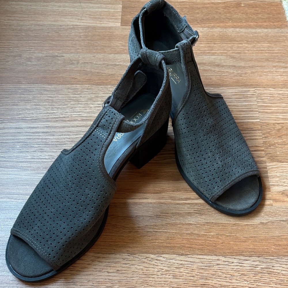 Grey suede Koolaburra-Uggs spring summer fall T-strap sandal sz 9.5